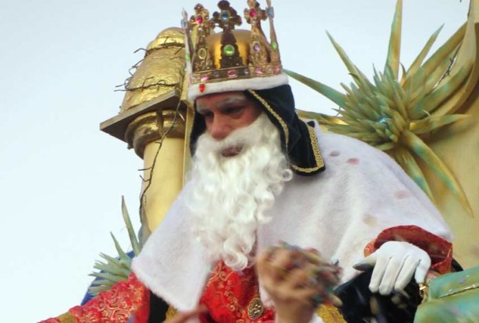 El periodista taurino sevillano Francisco Mateos, Rey Melchor en Aznalcóllar (Sevilla).