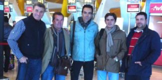 El banderillero El Boni, el mozo de espadas José Luis Valiente, El Cid, el apoderado Santiago Ellauri y el picador Manuel Jesús Ruiz, en el aeropuerto antes de partir hacia Colombia.