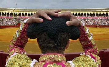 Un torero calándose la montera en Sevilla.