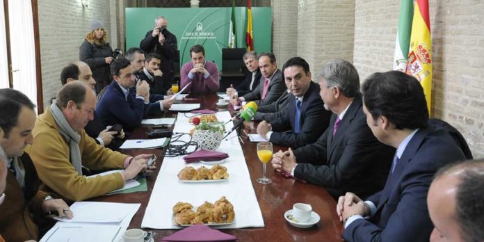 El delegado de la Junta en Sevilla, Javier Fernández, presenta el resumen estadístico de la temporada 2012 en la provincia sevilllana.