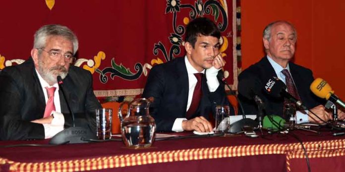 Eduardo Canorea, Manzanares y Ramón Valencia, con gestos muy serios. (FOTOS: Toromedia)