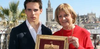 La presidenta de 'Los 13' entrega el galardón a Gonzalo Caballero. (FOTO: Álvaro Pastor)