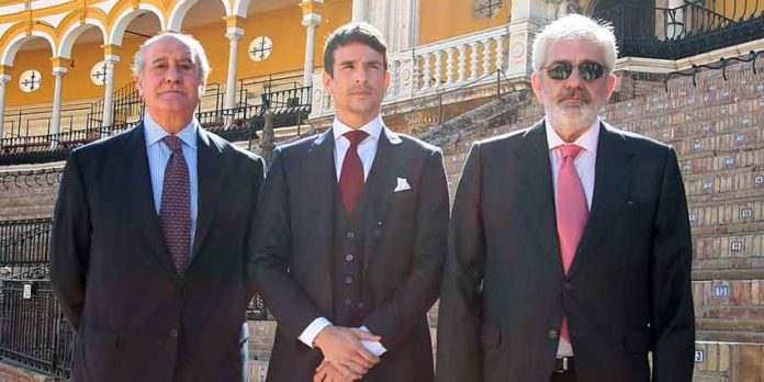 Los empresarios de Sevilla con Manzanares el día de la presentación de los carteles el pasado viernes.