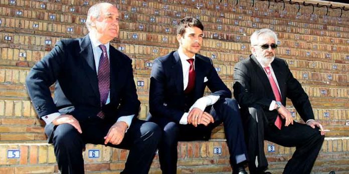 Manzanares ha respaldado hoy en la presentación de los carteles a los empresarios Eduardo Canorea y Ramón Valencia. (FOTO: Toromedia)