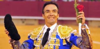 El Cid, en la vuelta al ruedo tras cortar una oreja hoy en Castellón.