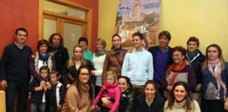 El Cordobés presenta el cartel junto a colaboradores de la Asociación Visueña de Ayuda a la Integración.