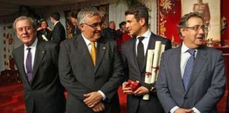 El teniente de hermano mayor de la Maestranza, el rector de la Universidad de Sevilla, el diestro Manzanares y el alcalde de Sevilla. (FOTO: Diario de Sevilla)