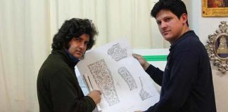 Morante y Fenando Aguado con los patrones del vestido.