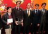 Juan José Padilla, junto a los alumnos de Aula Taurina premiados. (FOTO: Javier Martínez)