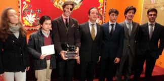 Juan José Padilla, junto a los alumnos de Aula Taurina premiados. (FOTO: Javier Martínez)