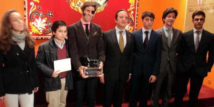 Juan José Padilla, junto a los alumnos de Aula Taurina premiados. (FOTO: Javier Martínez)