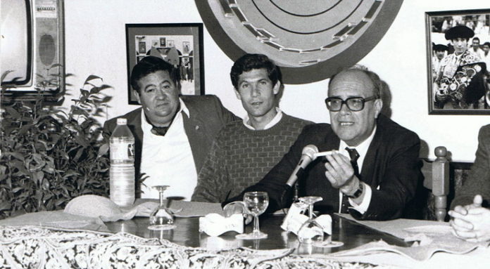 A la izquierda, El Pelusa, en la época que era presidente de la Peña Curro Durán de Utrera, junto al propio Curro Durán y el periodista Filiberto Mira.