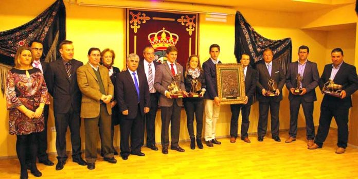 Acto de homenaje a Pepe Luis Vázquez en Villaseca de la Sagra, con asistencia de familiares del maestro sevillano.