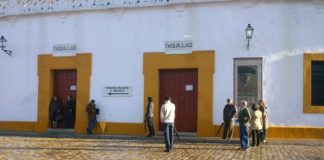 Apenas una decena de aficionados aguardaban esta mañana de miércoles a las 9:15, 45 minutos antes de la apertura de taquillas en el primer día de nuevos abonos. (FOTO: Javier Martínez)