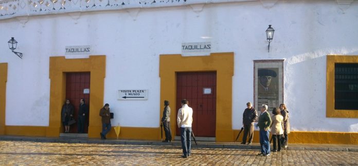 Apenas una decena de aficionados aguardaban esta mañana de miércoles a las 9:15, 45 minutos antes de la apertura de taquillas en el primer día de nuevos abonos. (FOTO: Javier Martínez)