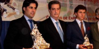 Rivera Ordóñez, el presidente del Colegio de Enfermería de Sevilla y el novillero Lama de Góngora. (FOTO: Javier Martínez)