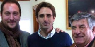 Alejandro Morilla con sus dos nuevos apoderados sevillanos.