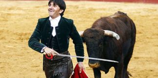 Diego Ventura ha vuelto a torear a pie, esta vez en Higuera de la Sierra. (FOTO: González Arjona)
