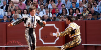 Manzanares, el primero en llegar a auxiliar a El Juli tras ser corneado. (FOTO: lopezmatito.com)