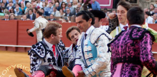 El Juli, desmayado, camino de la enfermería con el boquete de la cornada en su muslo derecho. (FOTO: lopezmatito.com)