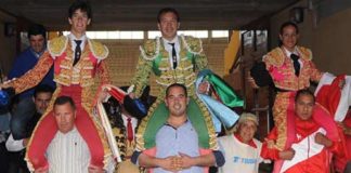 Esaú Fernández, a la izquierda, saliendo a hombros esta tarde en Moralzarzal. (FOTO: mundotoro.com)