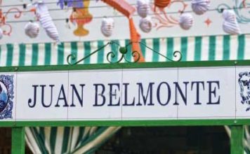 Rótulo de la calle Juan Belmonte en la Feria de Abril.