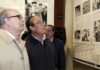 El autor del artículo, el periodista Luis Carlos Peris, visitando la exposición junto a Curro Romero. (FOTO: Toromedia)