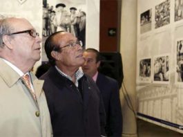 El autor del artículo, el periodista Luis Carlos Peris, visitando la exposición junto a Curro Romero. (FOTO: Toromedia)