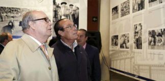 El autor del artículo, el periodista Luis Carlos Peris, visitando la exposición junto a Curro Romero. (FOTO: Toromedia)