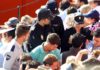 Un grupo de policías suben a la bocana del tendido 12 ante el descontrol de la masa que tenía que acceder, con sólo dos vigilantes de seguridad desbordados. (FOTO: Javier Martínez)