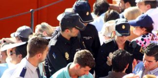 Un grupo de policías suben a la bocana del tendido 12 ante el descontrol de la masa que tenía que acceder, con sólo dos vigilantes de seguridad desbordados. (FOTO: Javier Martínez)