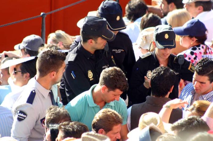 Un grupo de policías suben a la bocana del tendido 12 ante el descontrol de la masa que tenía que acceder, con sólo dos vigilantes de seguridad desbordados. (FOTO: Javier Martínez)