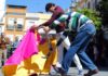 Antonio Nazaré enseña toreo de salón en pleno centro de Sevilla.