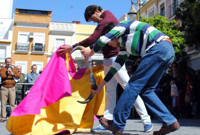 Antonio Nazaré enseña toreo de salón en pleno centro de Sevilla.