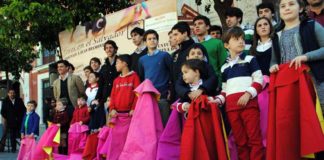 Algunos de los participantes junto a Antonio Nazaré y Jiménez Fortes. (FOTOS: Toromedia)