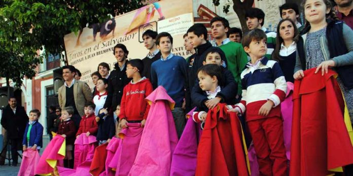 Algunos de los participantes junto a Antonio Nazaré y Jiménez Fortes. (FOTOS: Toromedia)