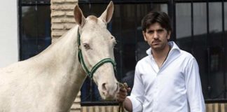 Diego Ventura junto al potro que regalará mediante sorteo a un aficionado en la Maestranza.