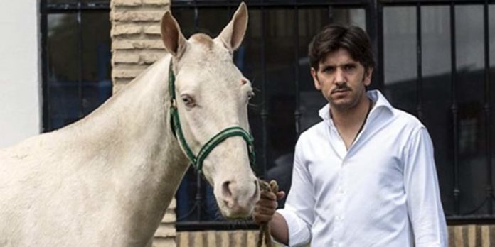 Diego Ventura junto al potro que regalará mediante sorteo a un aficionado en la Maestranza.