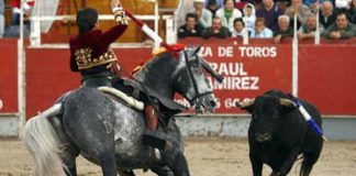 Diego Ventura, en un quiebro hoy en Talayuela (FOTO: González Arjona)