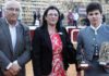 Carlos Corradini recibe los trofeos como ganador del ciclo de becerradas. (FOTO: Álvaro Pastor)