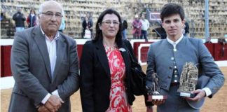 Carlos Corradini recibe los trofeos como ganador del ciclo de becerradas. (FOTO: Álvaro Pastor)