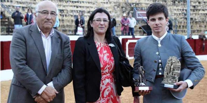 Carlos Corradini recibe los trofeos como ganador del ciclo de becerradas. (FOTO: Álvaro Pastor)