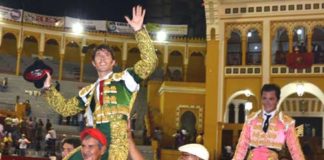 El sevillano Manuel Escribano saliendo a hombros en Maracay (Venezuela). (FOTO: venezuelataurina.com)