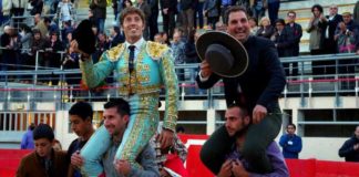 Manuel Escribano, a hombros con el mayoral de Dolores Aguirre esta tarde en Saint Martin de Crau (Francia). (FOTO: Valentín/Terres Taurines)