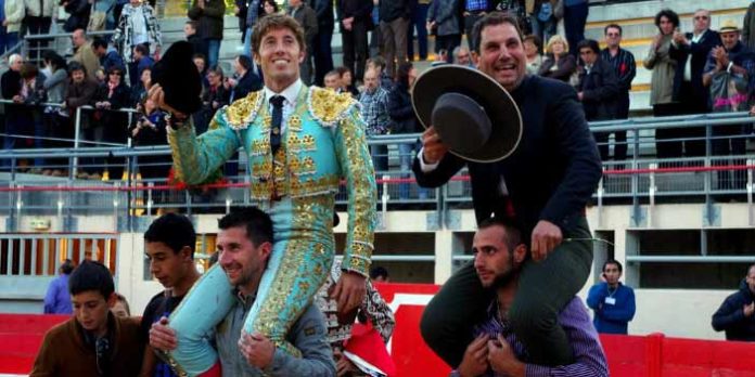 Manuel Escribano, a hombros con el mayoral de Dolores Aguirre esta tarde en Saint Martin de Crau (Francia). (FOTO: Valentín/Terres Taurines)