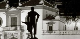La silueta del monumento de Pepe Luis, con la muleta hecha un cartucho de pescado, se perfila frente a la Maestranza.