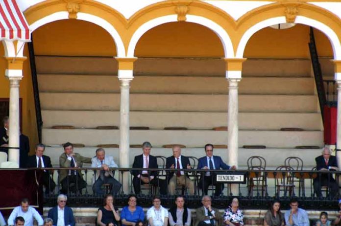 El palco de los maestrantes ha aparecido despoblado la mayoría de las tardes de la Feria de Abril. (FOTOS: Javier Martínez)