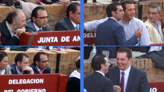 A la izquierda, el marido de la ex delegada de la Junta, Carmen Tovar, cuando lo colaba gratis al polémico burladero de la Junta. A la derecha, el actual delegado, Javier Fernández, en el mismo burladero junto a su fiel e inseparable 'asesor personal', entre otros varios miembros de su equipo. (FOTOS: Javier Martínez)