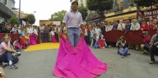 Miguel Ángel Perera enseña a los escolares algabeños los movimientos de capote en el toreo de salón.