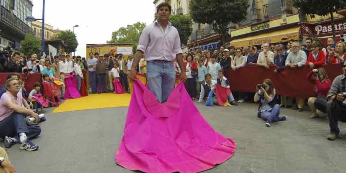 Rivera Ordóñez, en plena calle de San Jacinto, en Triana, enseña toreo de salón.